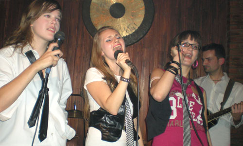 Foreigners sing Chinese (Dec. 11, 2009)